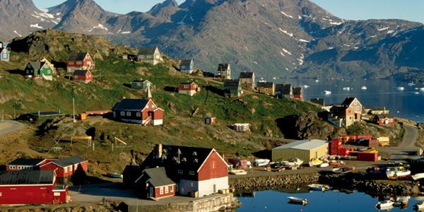 Red houses along the landscape of Spitsbergen