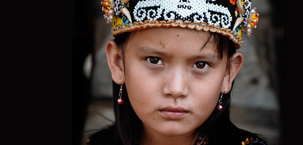 Aasa_banner_borneo_enyah_tribe_girl_with_hat
