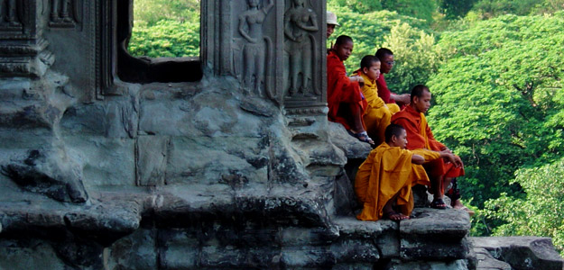 Atcv_banner_cambodia_angkor_wat_monks
