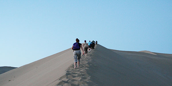 China-dunhuang-mingsha-sand-dunes-travellers-rachel-wasser-2007-img0701-lg-rgb-acku