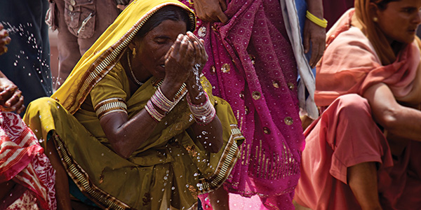 Aheh-india%20dehli%20temple%20women%20washing-jaymie%20bachiu%202011-img5748%20lg%20rgb