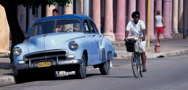 Ccl_banner_cuba_camaguey_woman_bike_car