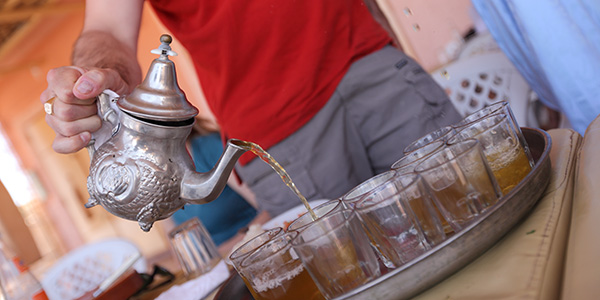 Dcmm-morocco%20merzouga%20lunch%20pouring%20tea-ruth%20murphy%202012-img7567%20lg%20rgb