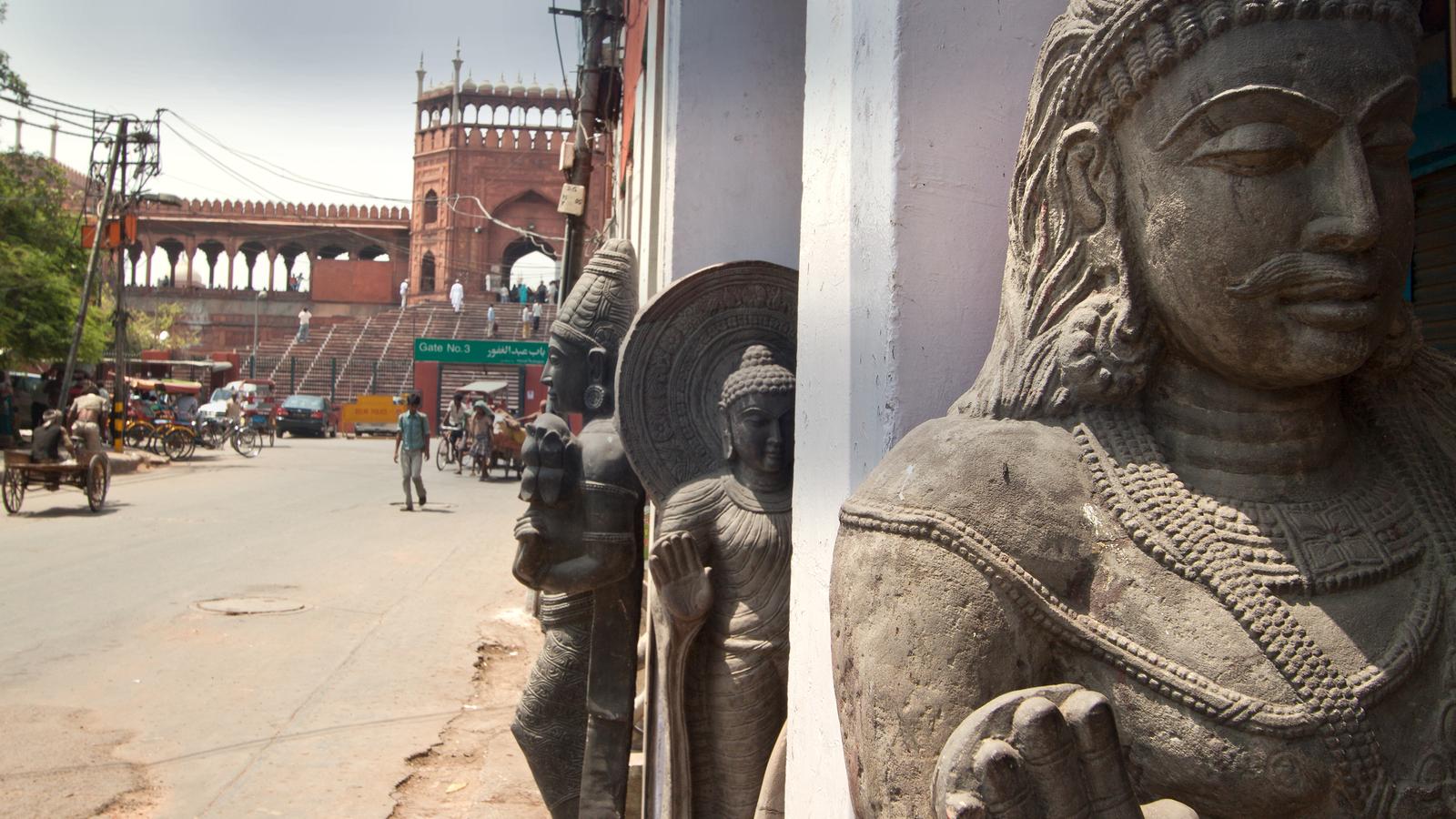 Religious statues on the Delhi streets
