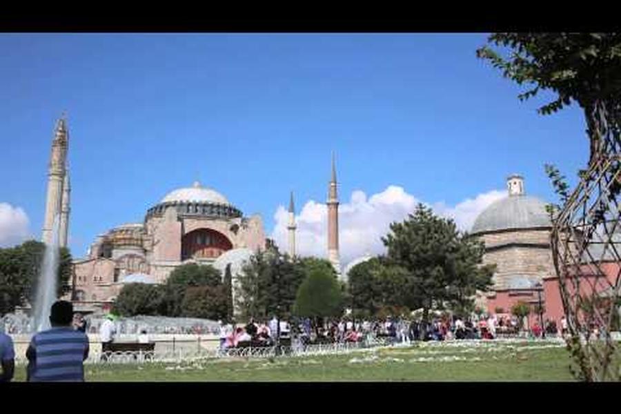 This week’s time-lapse takes us to Istanbul. Grab a patch of grass and watch the throngs outside the Süleymaniye Mosque.