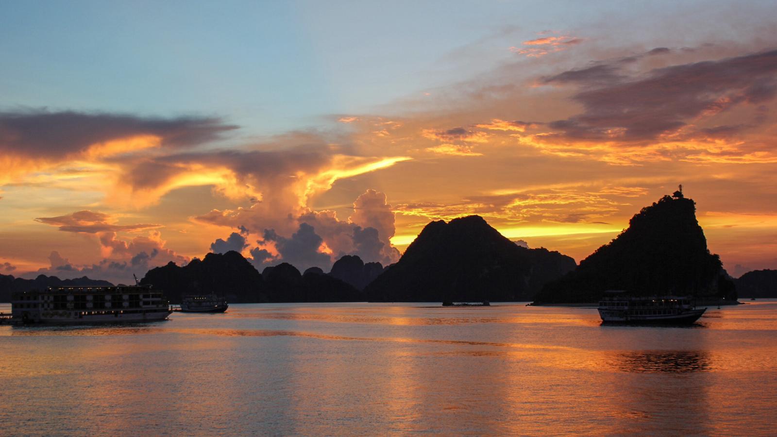 Risultati immagini per halong bay in vietnam?