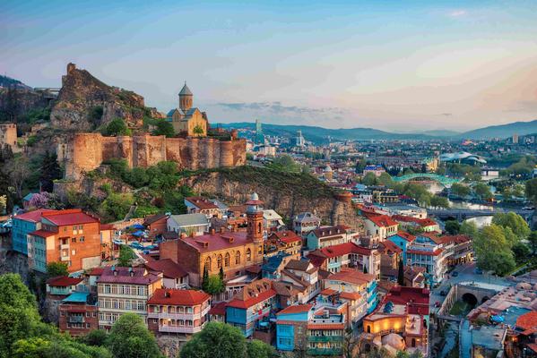 Dive into the heart of Georgia for 48 hours, strolling through historic streets, relaxing in a sulfur bath and exploring local cuisine