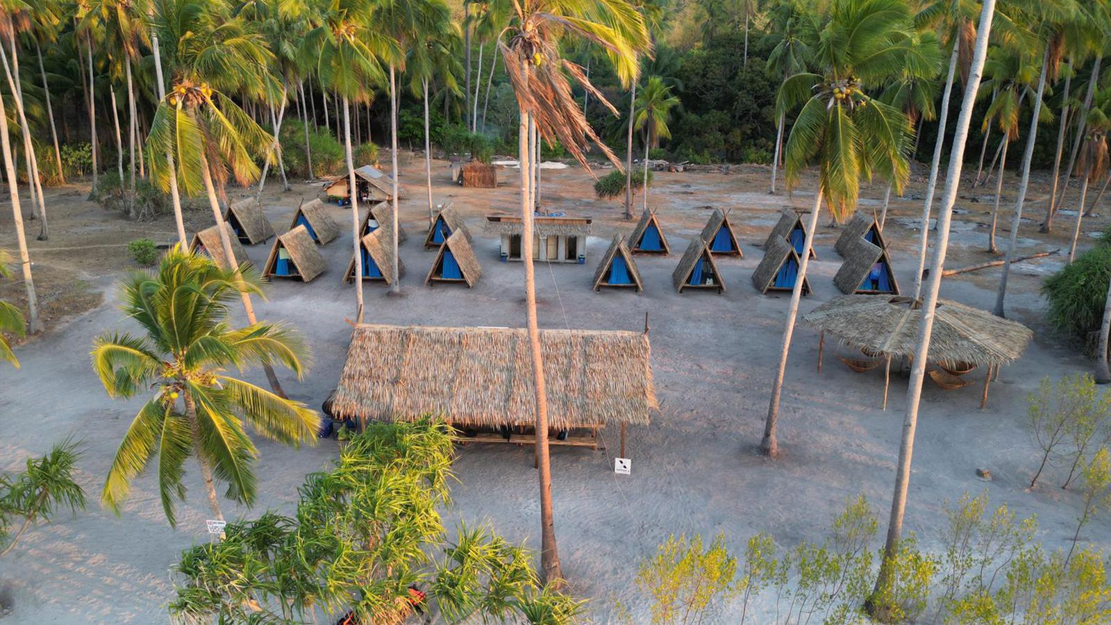 Philippines Island Hopping: El Nido, Coron & Beach Bonfires