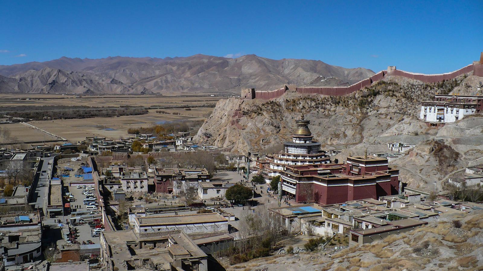 Essential Tibet