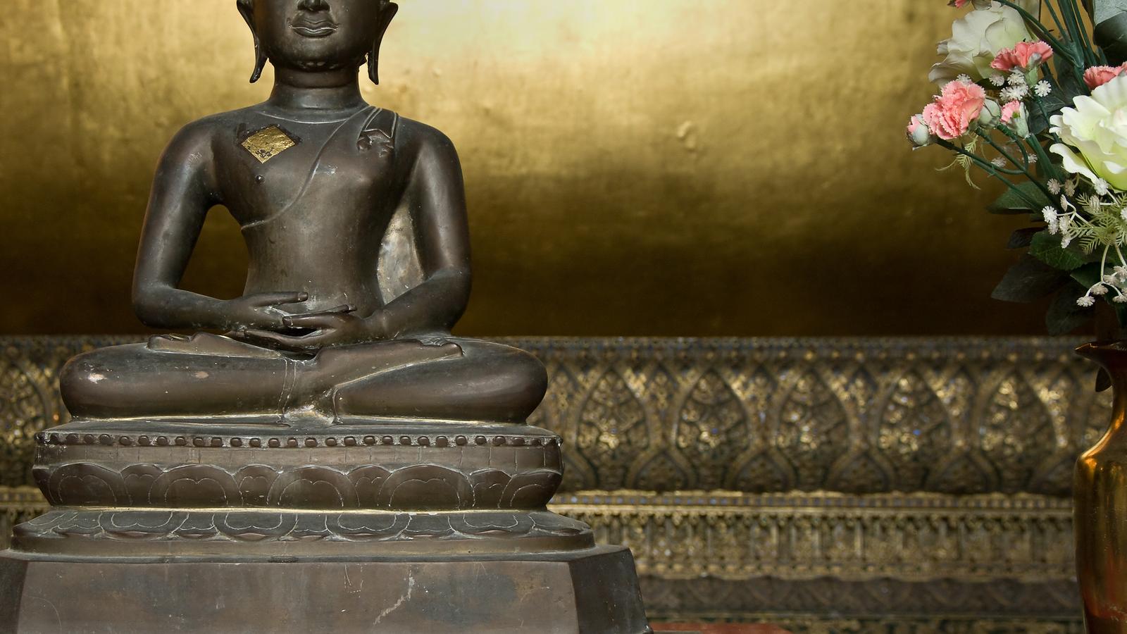 Sitting Buddha statue