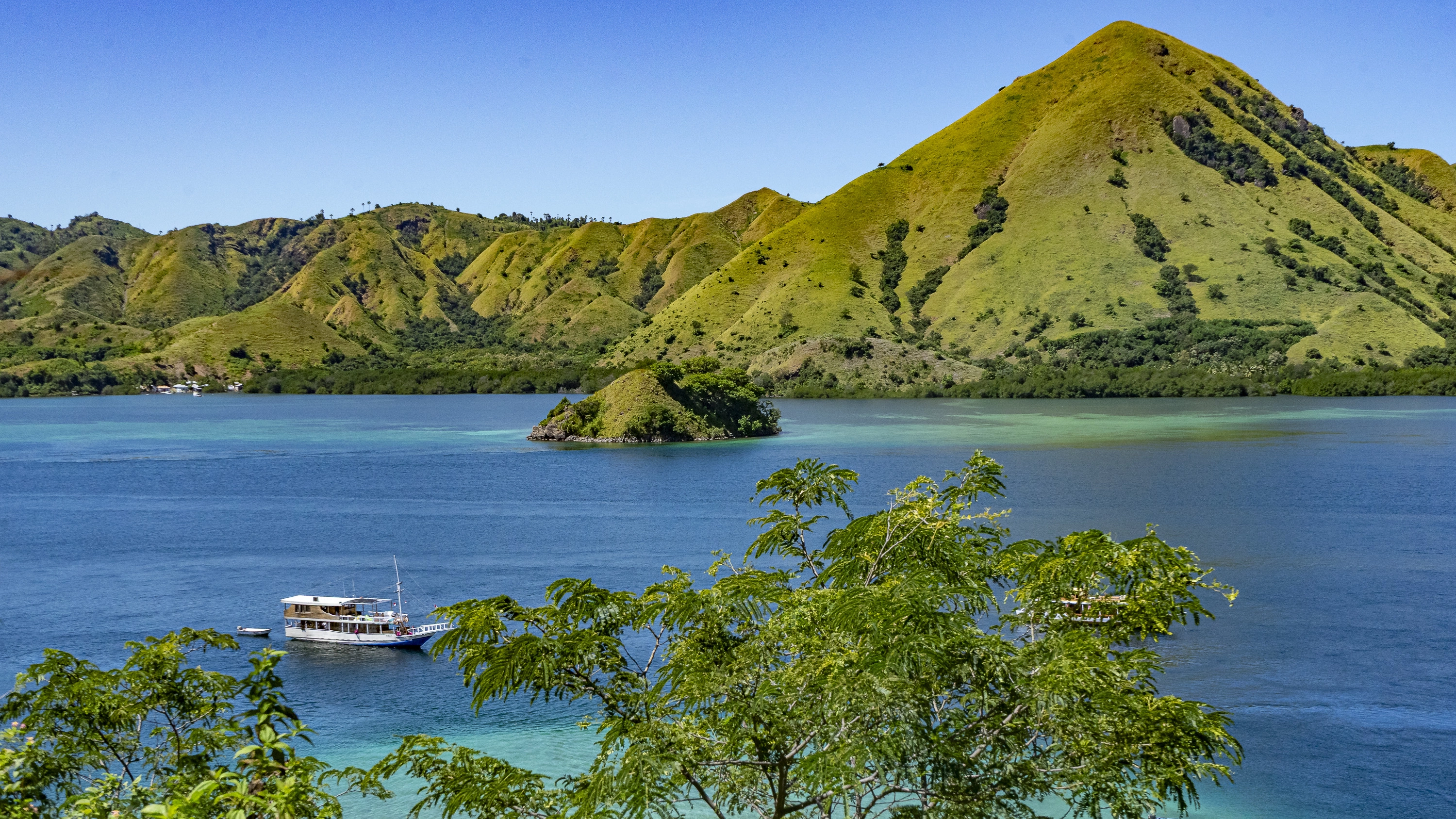 Epic Archipelago Adventure: Sumatra to Flores in 30 Days