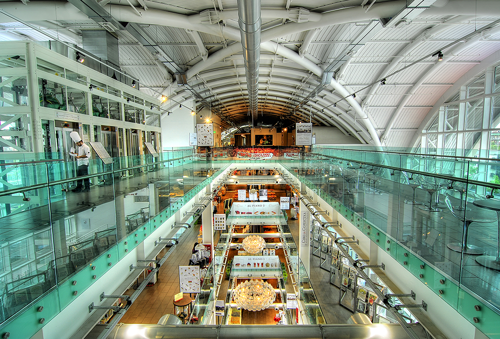 Eataly's Bierria has more than a dozen craft brews on tap. Photo courtesy of Riccardo C.