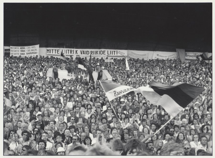 Estonians from the whole country join together for independence. Photo courtesy rahvarinne.ee.