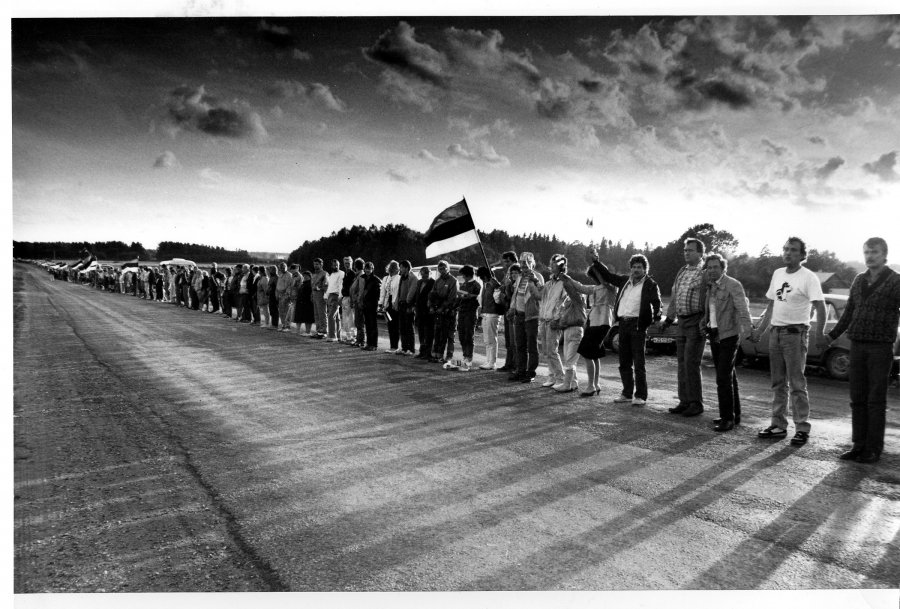 The Baltic Chain, citizens from all three Baltic states join together to ask for freedom. Photo courtesy rahvarinne.ee.