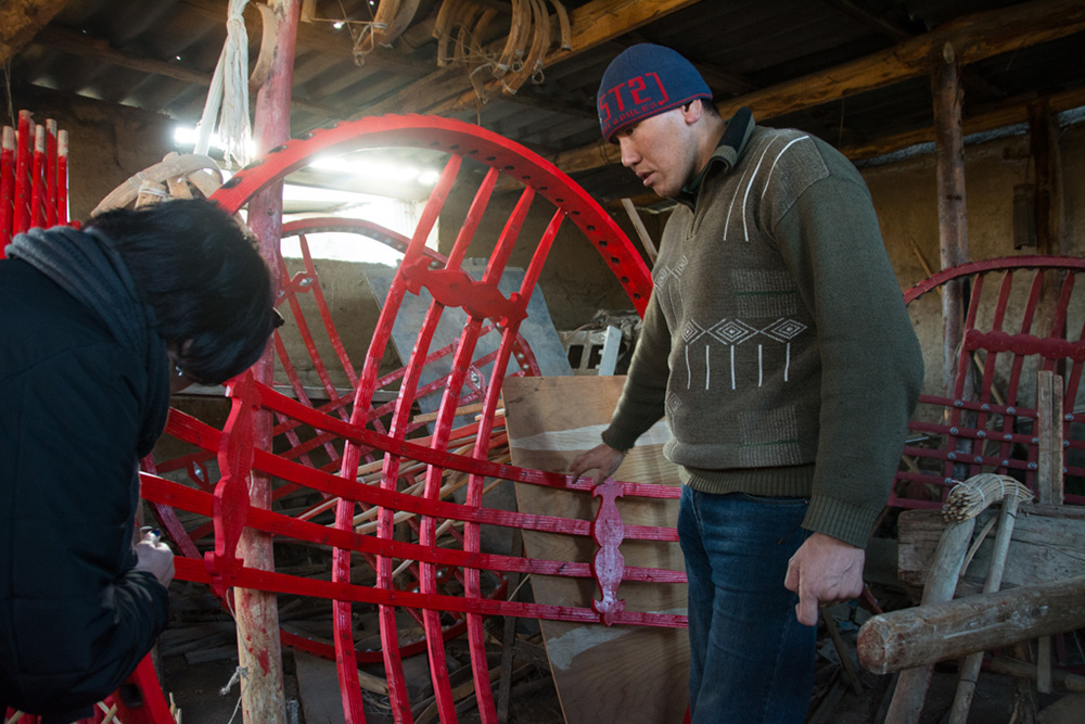 A yurt building master from Kyzyl-Tuu village shows us how the wood is curved to make a “tunduk” without using any nails.