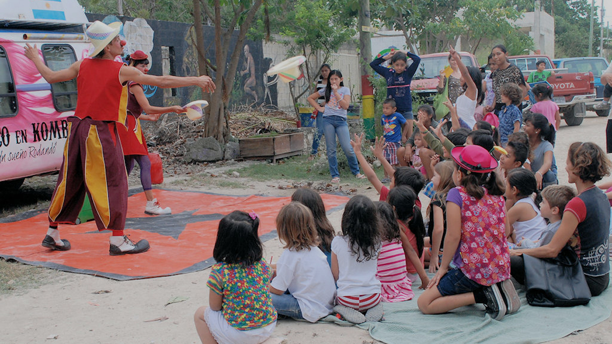 El Hongo is a volunteer-run restaurant created as a means to earn income to support a community art program in Playa del Carmen.