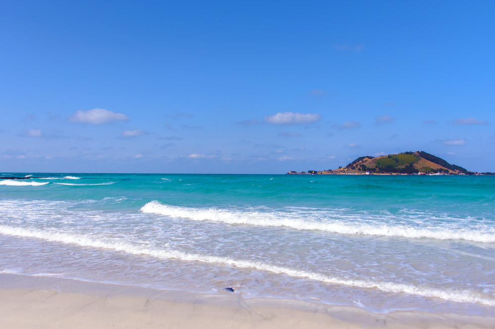 Hit the beaches in Jeju for a breath of fresh air. Photo courtesy Jisung K.