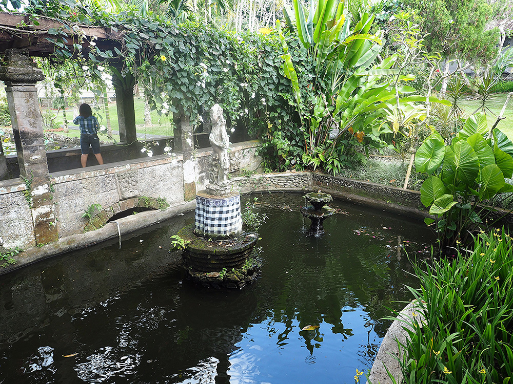 A statue is seen draped in a length of saput poleng. Photo courtesy of Farley Roland E.