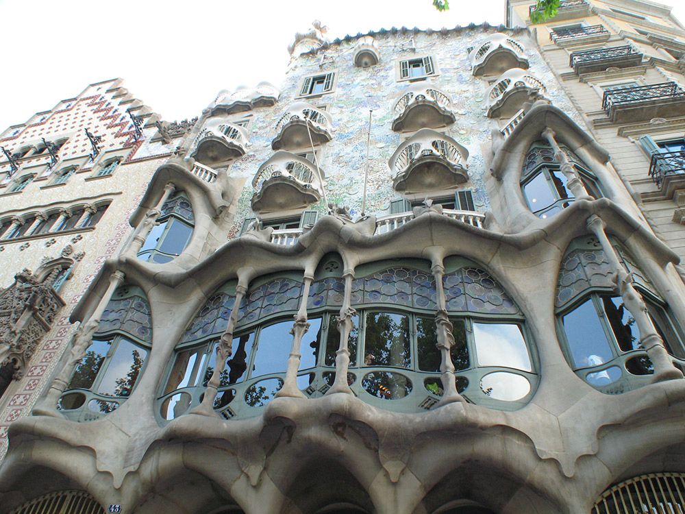 Casa Batlló is believed to be inspired by the anatomy of a dragon.