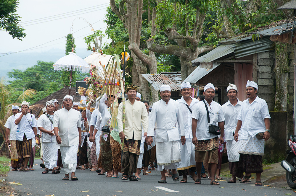 Local families gather for a ceremony at Besakih Pura.